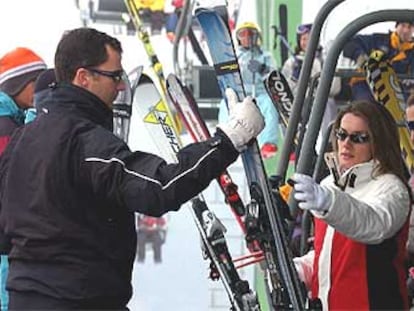 Don Felipe y su prometida, Letizia Ortiz, junto a un remonte en la estación de Baqueira-Beret (Lleida).