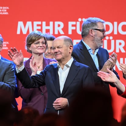 German Chancellor Olaf Scholz waves during a campaign rally for his Social Democratic Party (SPD) ahead of the general election, in Dortmund, Germany, February 21, 2025.  REUTERS/Jana Rodenbusch