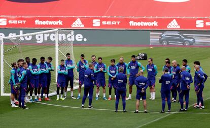 Los jugadores del Barça escuchan la charla de Koeman antes de un entrenamiento.