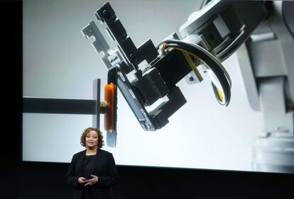 Lisa Jackson,vicepresidente de medio ambiente, presenta un robot, llamado Niam, que desmonta los Iphone para su reciclaje.