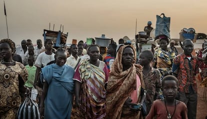 Las puertas del campo de refugiados de la Misión de Naciones Unidas en Sudán del Sur (UNMISS, por sus siglas en inglés) en Wau se abren al amanecer y se vuelven a cerrar al anochecer. Miles de personas refugiadas en él desde hace años intentan seguir con sus ocupaciones normales.