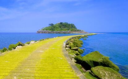 El malecón de Lazunarri por el que se accede a la isla de San Nicolás (Bizkaia).