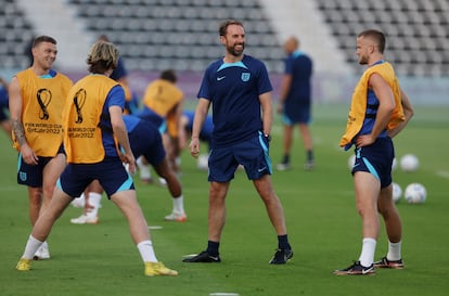 El seleccionador inglés, Gareth Southgate, junto a sus jugadores en el entrenamiento de este domingo.