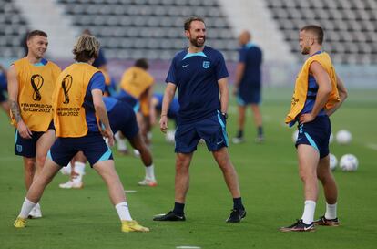 El seleccionador inglés, Gareth Southgate, junto a sus jugadores en el entrenamiento de este domingo.