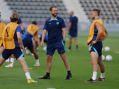 El seleccionador inglés, Gareth Southgate, junto a sus jugadores en el entrenamiento de este domingo.