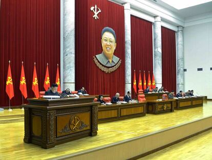 El líder norcoreano, Kim Jong-Un (i) durante la sesión plenaria del Comité Central del Partido de los Trabajadores de Corea en Pyongyang, donde los líderes decidieron que la posesión de armas nucleares "debería ser fijada por ley" y que su arsenal atómico debe ser fortalecido "de forma cualitativa y cuantitativa", 31 de marzo de 2013.