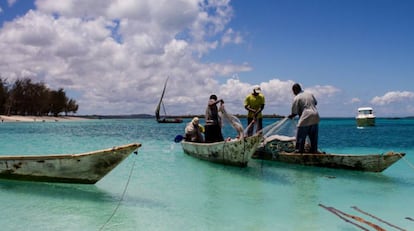 Pescadores en la costa de Zanzíbar.