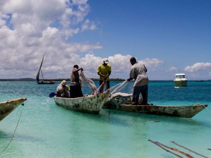 Pescadores en la costa de Zanzíbar.