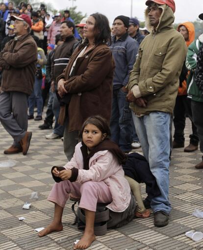 Una familia, concentrada en la plaza del Congreso a la espera de noticias sobre el juicio político.