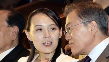 Kim Yo Jong, la hermana del líder norcoreano Kim Jong-un, habla con el presidente de Corea del Sur, Moon Jae-in, en Seúl el pasado febrero.