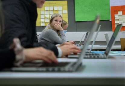 Una adolescente mira a la cámara durante una clase. Los alumnos de entre 15 y 16 años de este centro de enseñanza secundaria estudian únicamente con ordenadores.