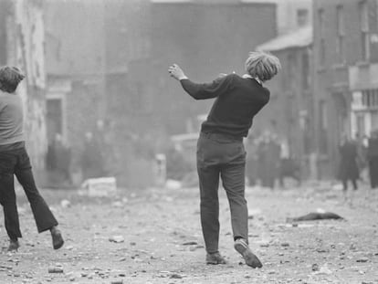 Manifestaciones anticatólicas en Irlanda en 1969, de Gilles Caron.