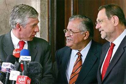 El presidente de Irak, Yalal Talabani, flanqueado por Jack Straw (izquierda) y Javier Solana, ayer en Bagdad.