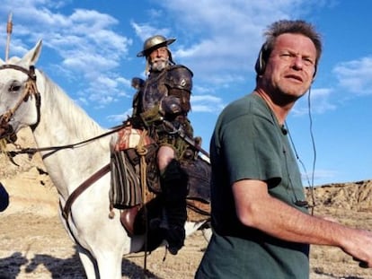 Terry Gilliam, con Jean Rochefort al fondo, en el rodaje de su Quijote en el a&ntilde;o 2000.