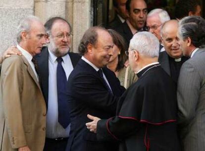 Javier Díez de Polanco, consejero delegado de Sogecable, recibe condolencias a las puertas de la capilla ardiente.