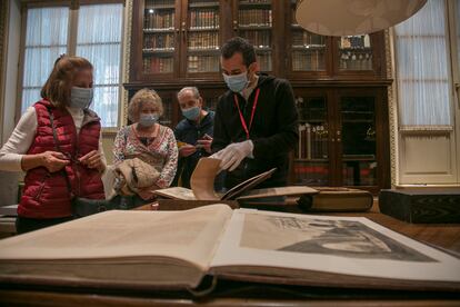 Visita a la Biblioteca del Museo Romanticismo durante La Noche de los Libros.