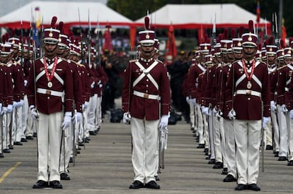 Cadetes de las Fuerzas Armadas Nacionales Bolivarianas (FANB), se preparan antes del inicio de la ceremonia de reconocimiento del presidente Nicolás Maduro, en la Academia Militar del Ejercito Bolivariano en el Complejo Militar Fuerte Tiuna, en Caracas.