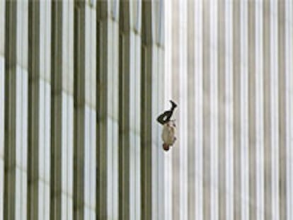 Un hombre cae al vacío desde una de las torres.