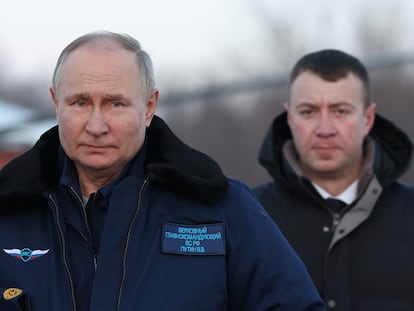 El presidente ruso, Vladímir Putin, ataviado con un mono de aviador para volar en un bombardero estratégico el pasado 22 de febrero en Kazan (Rusia).