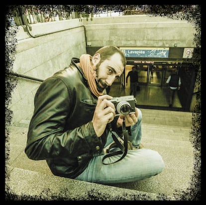 El fotoperiodista Manu Brabo en el barrio de Lavapi&eacute;s, donde vivi&oacute; varios a&ntilde;os.
 