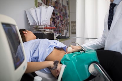 Una paciente se realiza una ecografia en el área de maternidad.