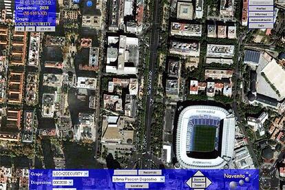 El punto azul, indicado por una flecha, señala la localización en los alrededores del estadio Bernabéu de Madrid.