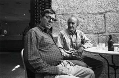 José Ángel Valente, con el escultor Eduardo Chillida en los cursos de El Escorial de 1995.