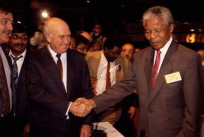 El entonces presidente sudafricano, Frederik de Klerk y Nelson Mandela se saludan en una imagen sin datar en Johanesburgo.