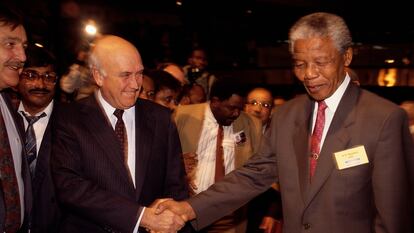 El entonces presidente sudafricano, Frederik de Klerk y Nelson Mandela se saludan en una imagen sin datar en Johanesburgo.