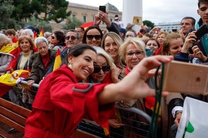 La portavoz de Vox en la Asamblea de Madrid, Rocío Monasterio, se fotografía con asistentes a la manifestación.