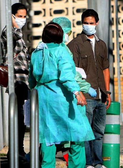 El hospital La Fe de Valencia ha habilitado una zona para hacer pruebas de la gripe porcina.