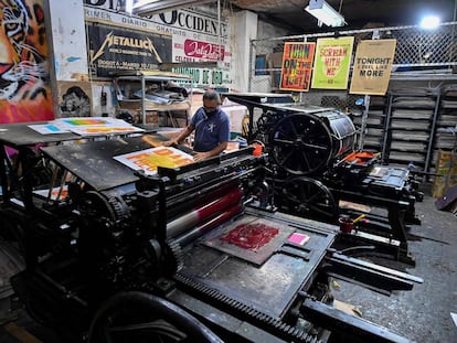 Jaime García imprime carteles en una imprenta francesa Marinoni de 1870, en la imprenta La Linterna en Cali, Colombia, el 4 de marzo de 2021.