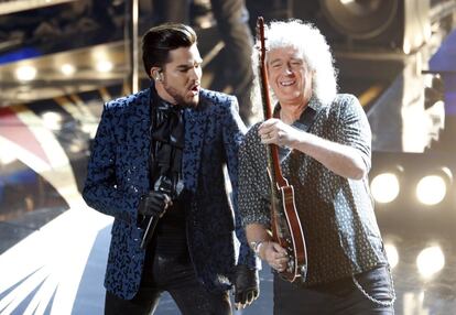 Adam Lambert (a la izquierda) y Brian May, en su actuación al comienzo de la gala.