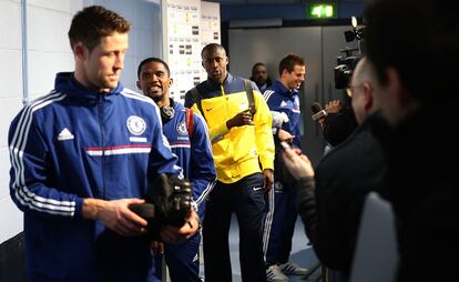 Los futbolistas del Chelsea y de Manchester City caminan por la zona mixta, donde se sitúan los periodistas tras finalizar el encuentro que enfrentó a estos dos equipos en el Etihad Stadium.