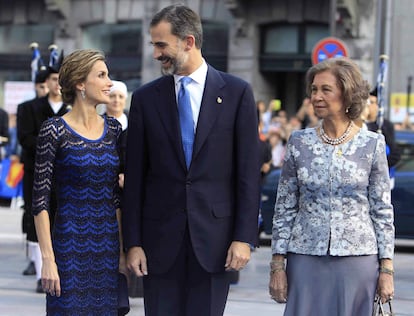 Los Reyes de España, Felipe y Letizia, junto a la reina doña Sofía a su llegada a la ceremonia de entrega de los Premios Príncipe de Asturias 2014.