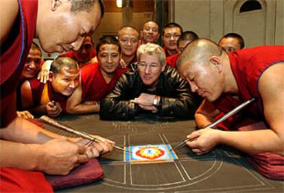 Richard Gere contempla a los monjes tibetanos.