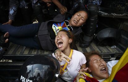 Polic&iacute;as nepal&iacute;es detienen a varios activistas tibetanos durante una protesta que han protagonizado en las inmediaciones del consulado chino en Katmand&uacute;. Hace algunos d&iacute;as, el presidente norteamericano Barack Obama &quot;reiter&oacute; su fuerte apoyo a la preservaci&oacute;n de las tradiciones religiosas, culturales y ling&uuml;&iacute;sticas del Tibet, as&iacute; como la protecci&oacute;n de los derechos humanos de los tibetanos en China&quot;, de acuerdo con un comunicado de la Casa Blanca.