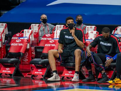 Bradley y Reed, los dos únicos jugadores que empezaron en el banquillo de los Sixers, ante Denver.