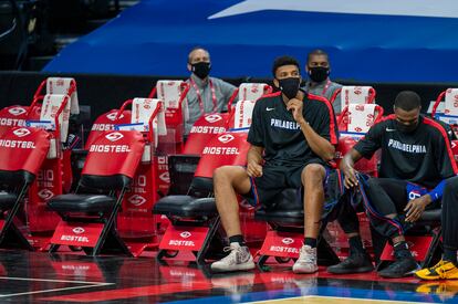 Bradley y Reed, los dos únicos jugadores que empezaron en el banquillo de los Sixers, ante Denver.