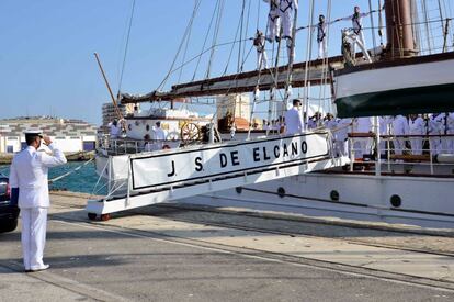 El buque-escuela Juan Sebastián de Elcano, atracado desde ayer en el puerto de Cádiz, tras seis meses de crucero.
 