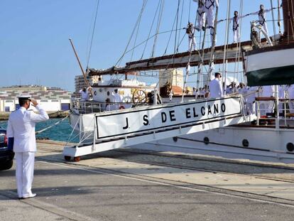 El buque-escuela Juan Sebastián de Elcano, atracado desde ayer en el puerto de Cádiz, tras seis meses de crucero.