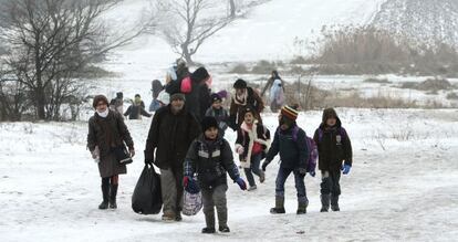 Varios migrantes se dirigen a un campamento de recepci&oacute;n temporal en Miratovac, en la frontera de Serbia y Macedonia.