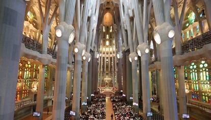 L'interior de la Sagrada Família, durant la missa d'avui.