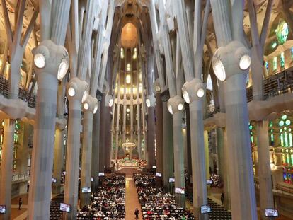 L'interior de la Sagrada Família, durant la missa d'avui.