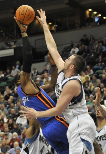 El jugador de los Minessota bloquea a Amare Stoudemire en el partido en el que sumó 31 puntos y 31 rebotes.