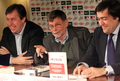 De izquierda a derecha, los periodistas Santiago Segurola y Patxo Unzueta y el presidente del Athletic, Fernando García Macua, durante la presentación de la reedición del libro 'A mí el pelotón'.
