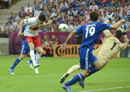 Lewandowski cabecea dentro del área para hacer el primer gol