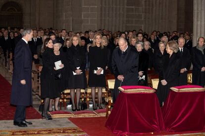 Los reyes eméritos, Juan Carlos y Sofía, Felipe VI, la reina Letizia y las infantas Elena y Cristina, en el funeral de Pilar de Borbón, este miércoles en El Escorial.