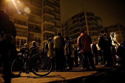 Un retén de vecinos de amanece en la calle Vitoria de Burgos, 15 de enero de 2014.