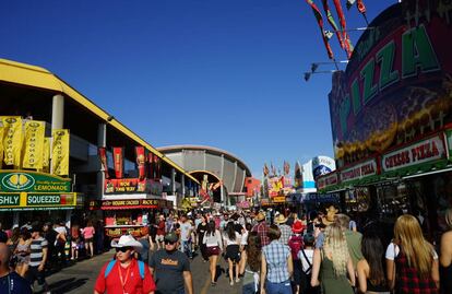 Visitantes de la feria en la Calgary Stampede.